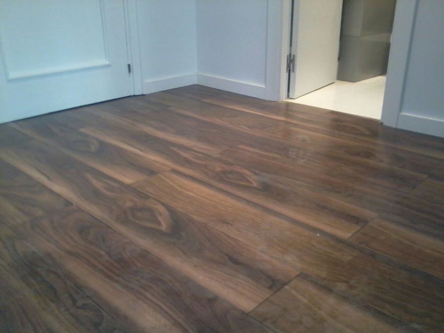 Combinacion de colores suaves con tono oscuro de suelo.