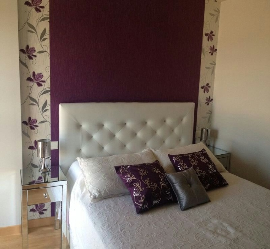 combinación de papel en dormitorio