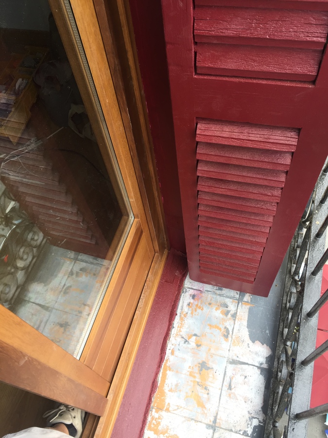 Combinación persiana mallorquina con madera de iroko.