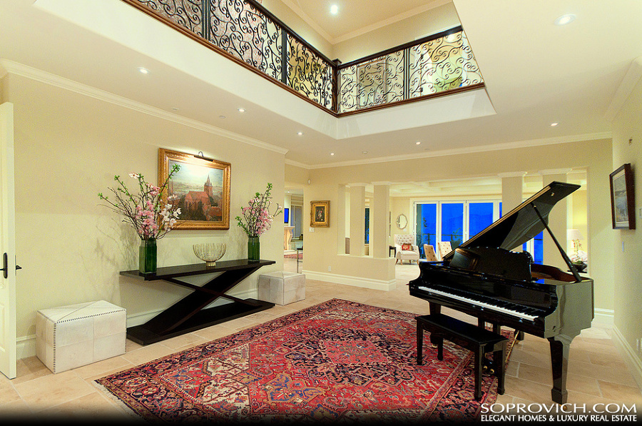 Comedor a doble altura clasico