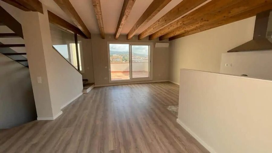 Comedor, cocina y escaleras.