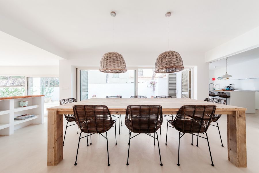 Comedor con amplios ventanales