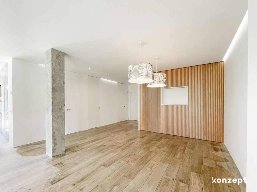 comedor con armario panelado y pilar visto