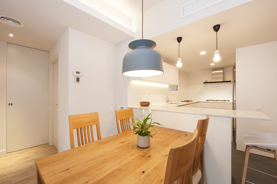 Comedor con lámpara colgante de estilo industrial