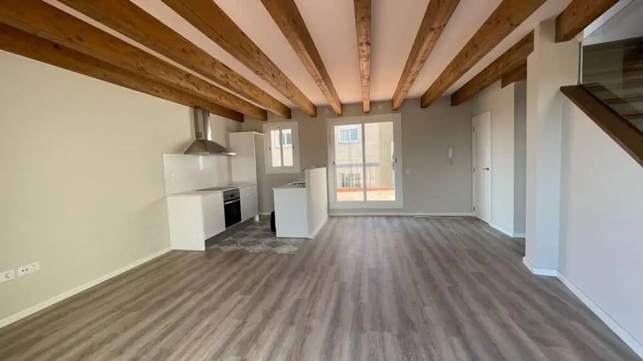 Comedor con las vigas y el suelo de parquet.