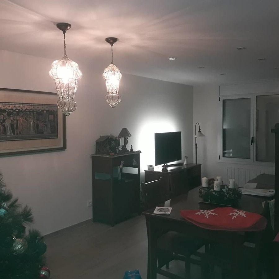 Comedor con luz led dimable en techo y tv