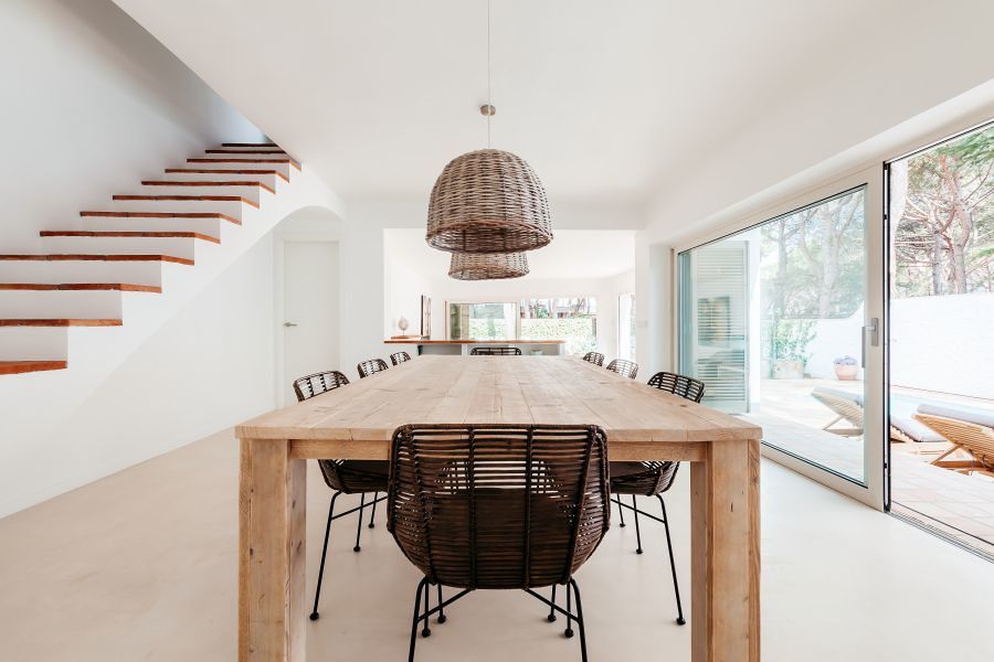 Comedor con mesa de madera