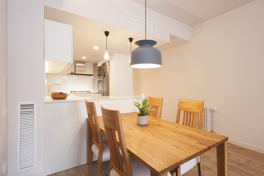 Comedor con mesa y sillas de madera