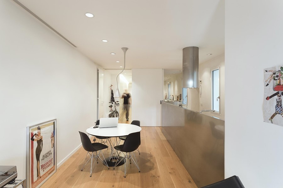 Comedor con muro revestido en acero inoxidable