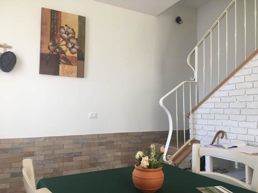 Comedor con paredes de ladrillo decorativo