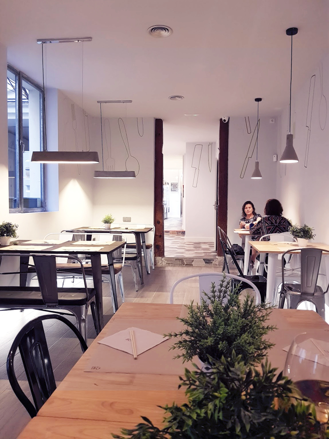 Comedor con entrada abierta y mobiliario de diseño