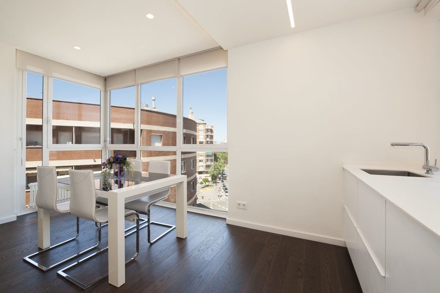 Comedor junto a un gran ventanal