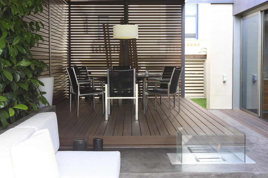 Comedor separado por chimenea etanol