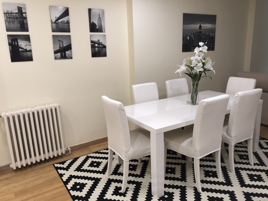 Comedor tonos blancos y negros