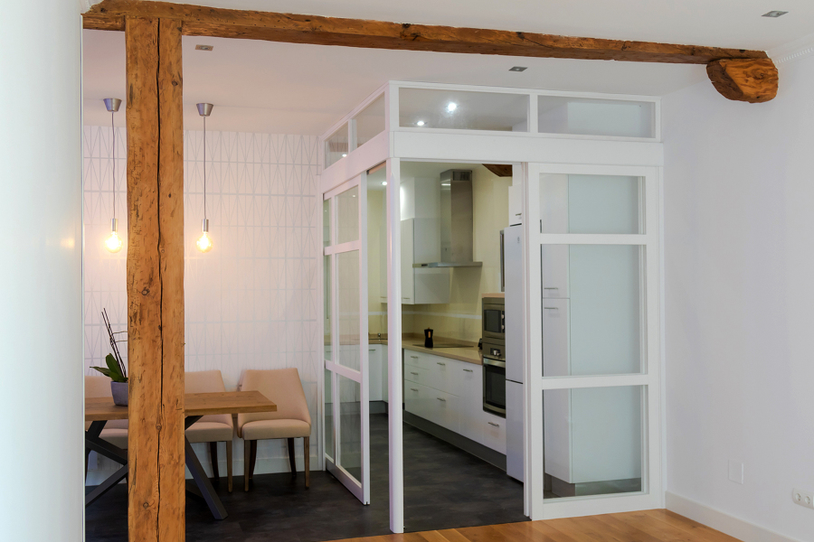 Comedor y cocina con mampara hecha a medida