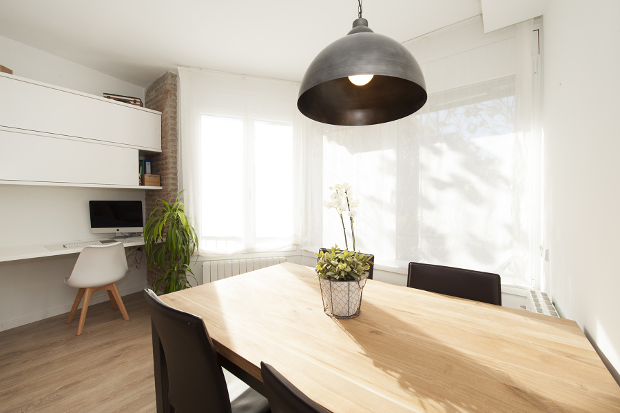 Comedor y estudio en el salón