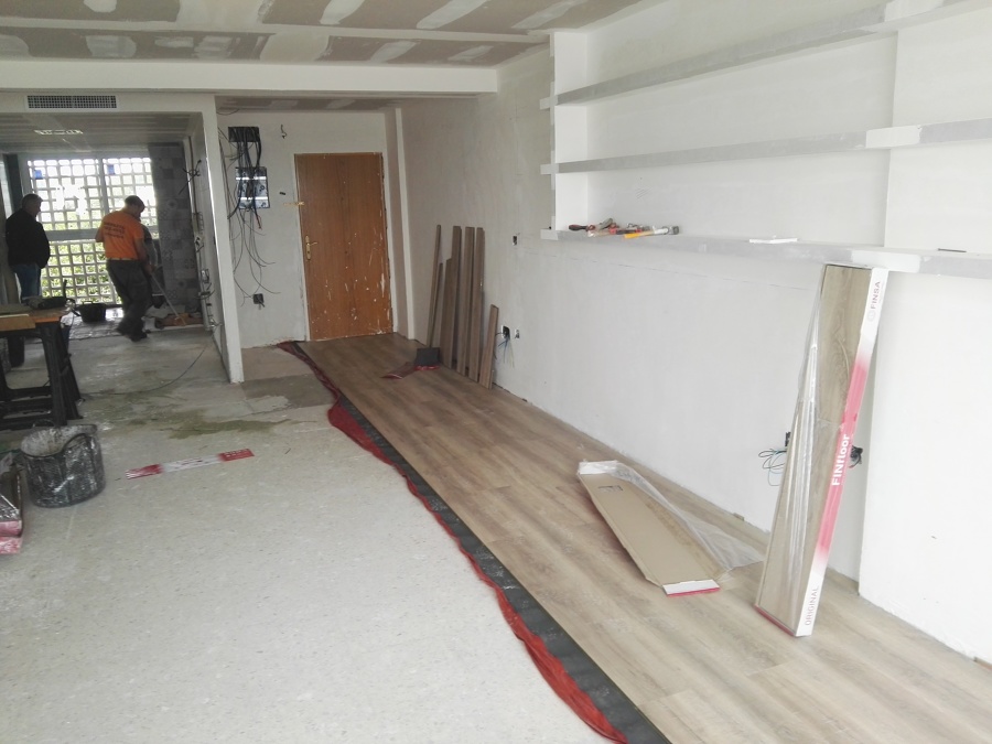 Comenzamos a poner la tarima flotante