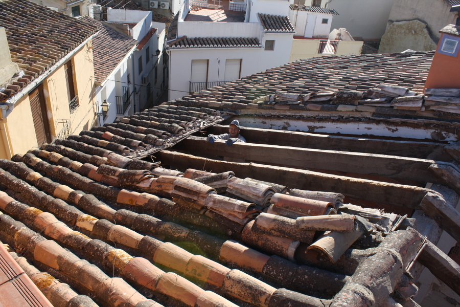 Comienzo del derribo tejado antiguo