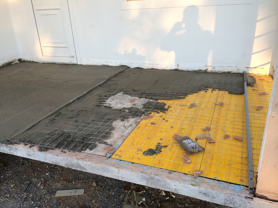 Comienzo del nivelado con la malla metálica de refuerzo