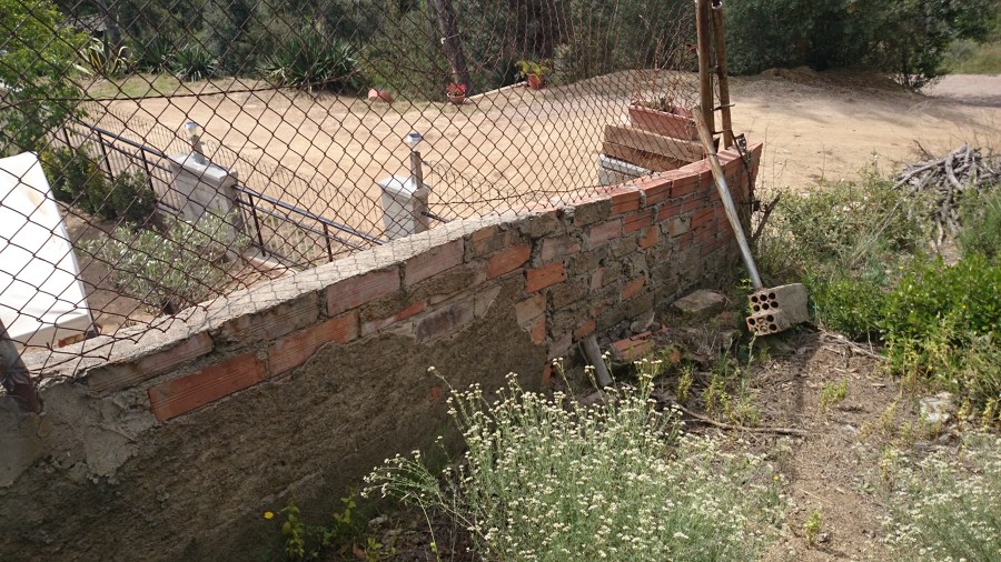 COMO SE VE EN LA IMAGEN ,EL MURO ESTA DÉBIL Y EL REBOSADO SE HA DESPRENDIDO