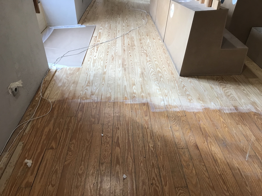 Comparativa de tarima antigua y recién lijada