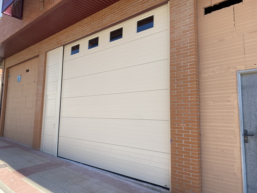 Composición de puerta con preatonal adicional