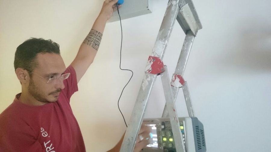 Comprobando equipo de electroosmosis para humedad de capilaridad por aislaconfort