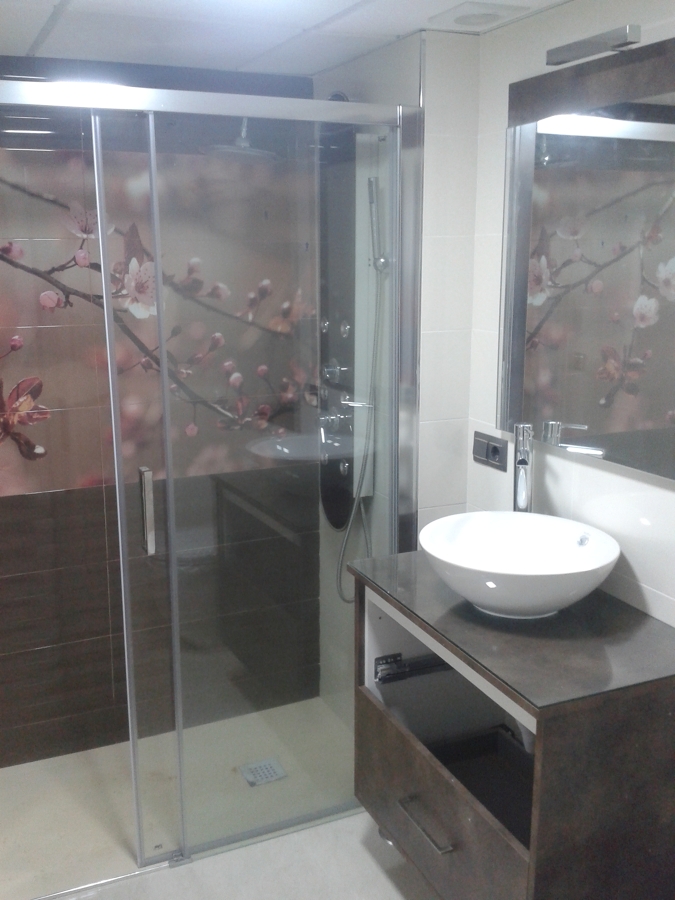 con la nueva distribución el baño ahora parece mas grande