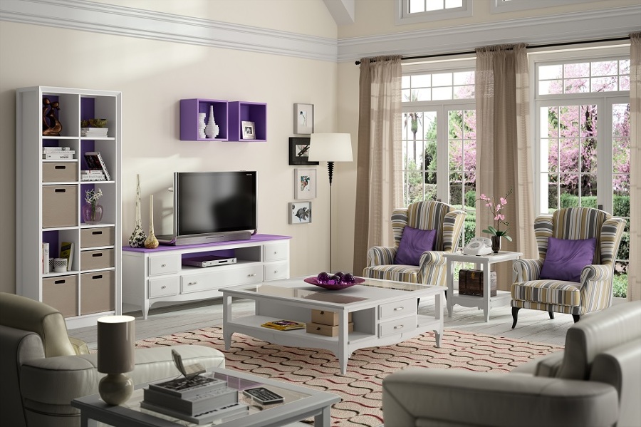 Con un tono violeta.