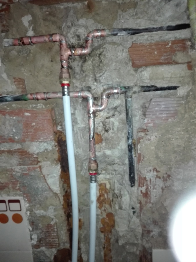 Conexión de tuberías de multicapa y cobre existente