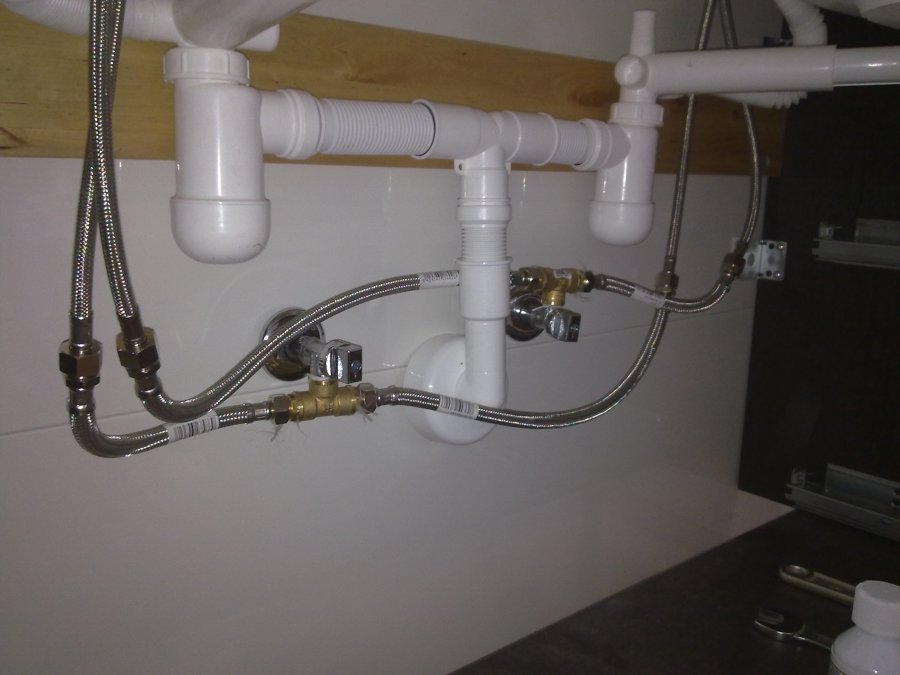 Conexiones de latiguillos y desagüe de mueble de lavabo.