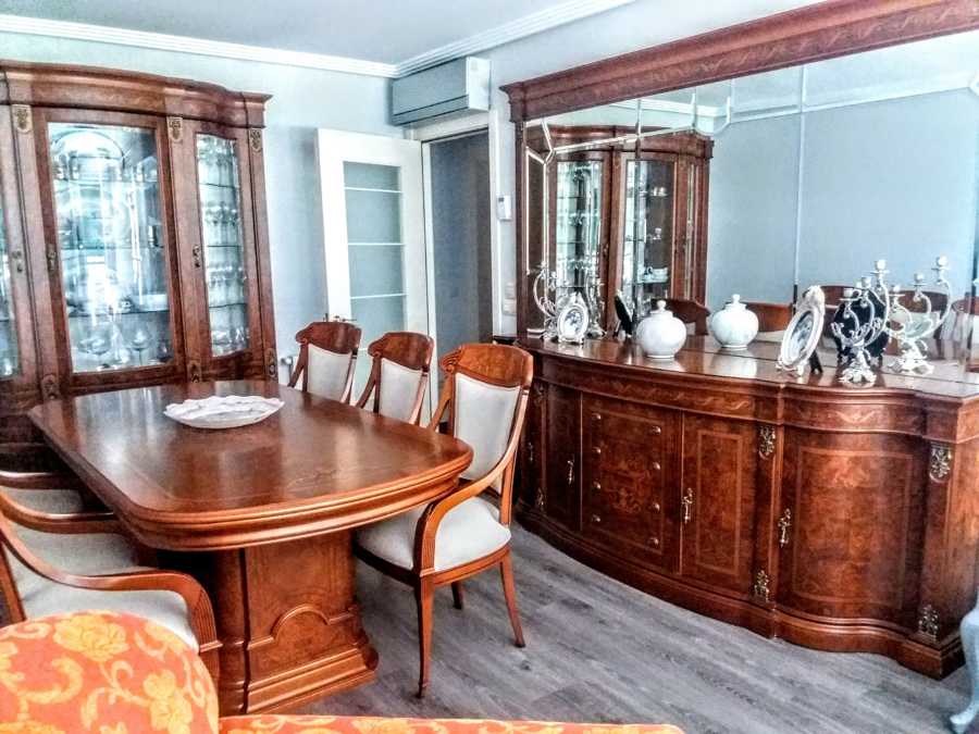 Conjunto de muebles de salón.