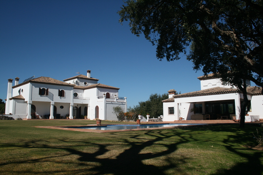 Conjunto de vivienda y casa de invitados