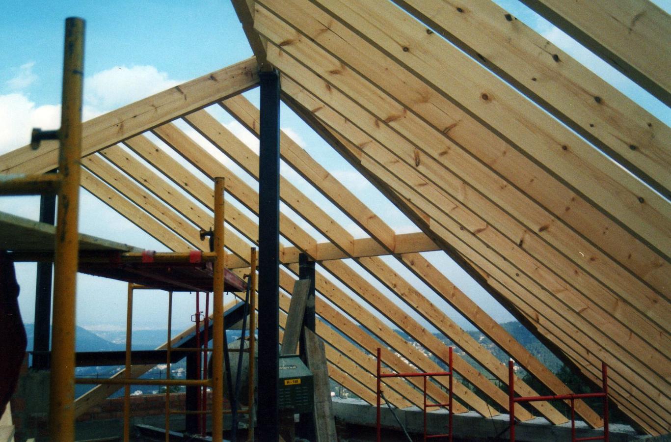 construcció de teulada de fusta