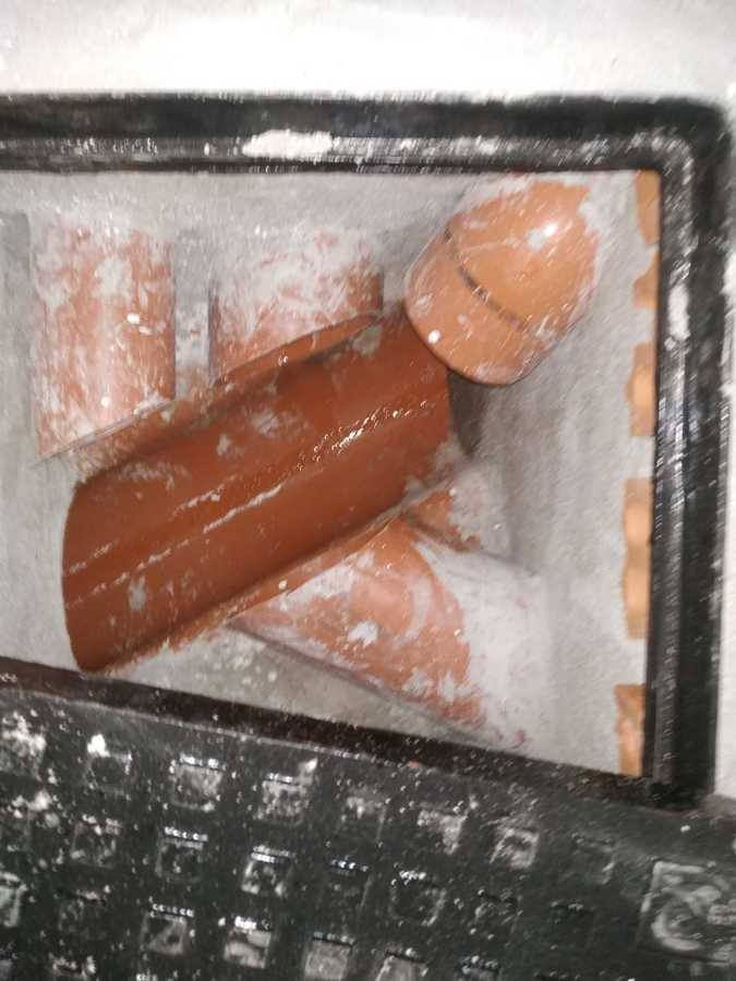 construcción de arqueta , canalización y puesta de tapa de hierro fundido