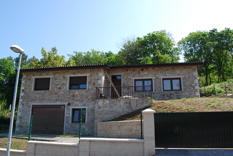 Construcción de casa rústica en Oleiros