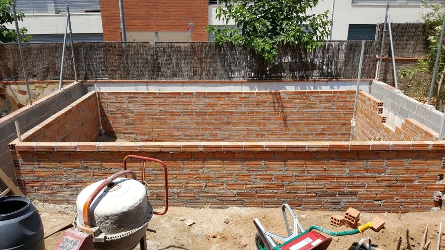 Construcción de la piscina con tochos