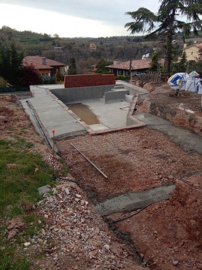 Construcción de la solera en el entorno de la piscina.