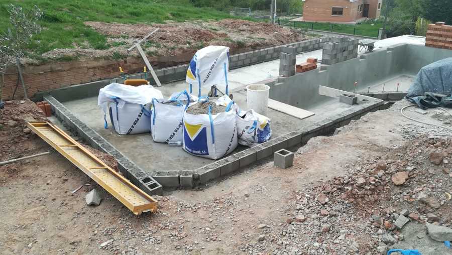 Construcción de los muros perimetrales.