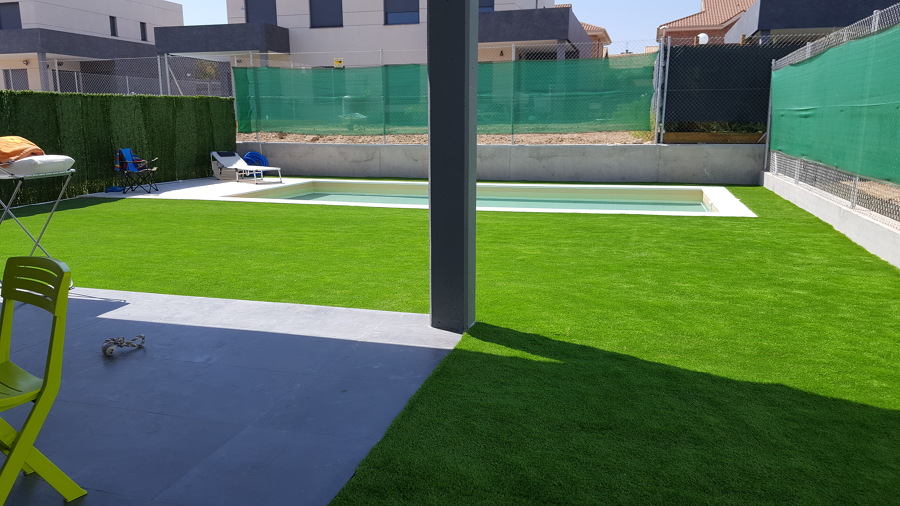 Construcción de piscina e instalación de cesped artifical modelo DIAMANTE