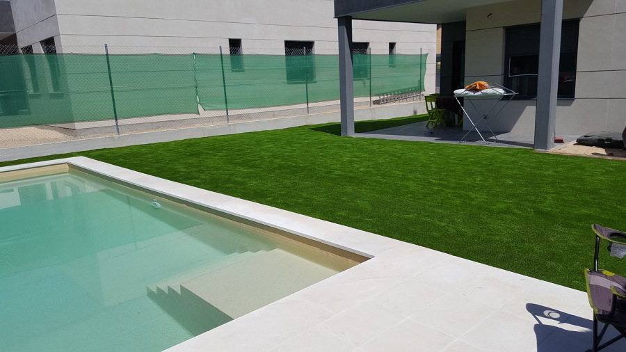 Construcción de piscina e instalación de cesped artificial