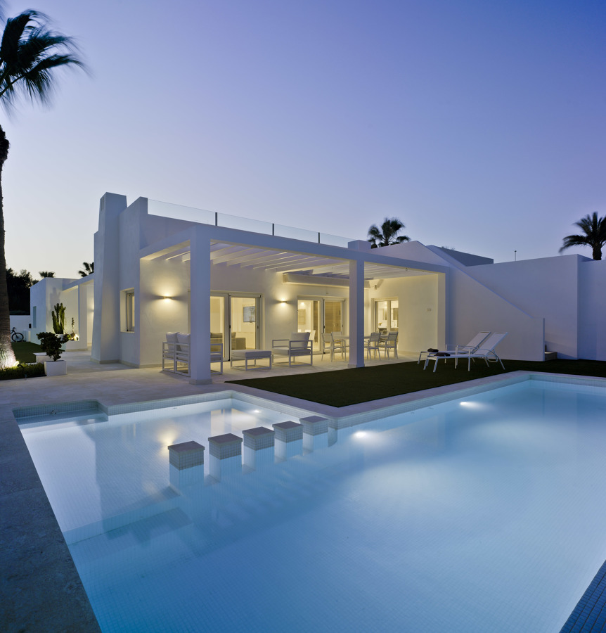 Construcción de piscina en vivienda residencial