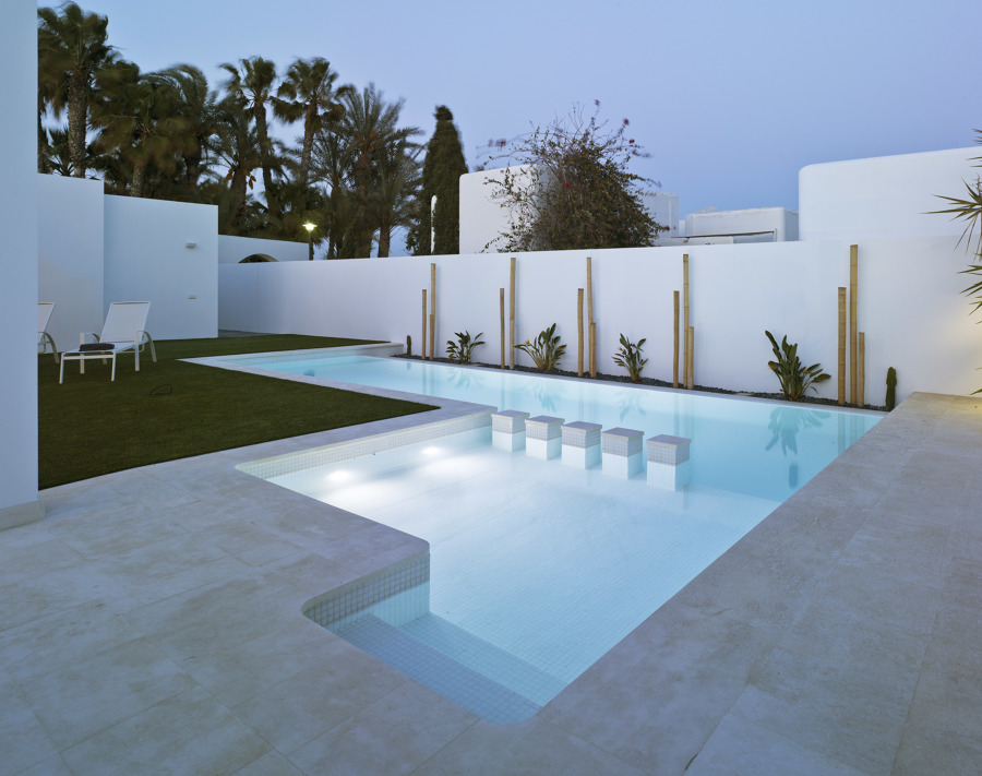 Construcción de piscina en vivienda residencial