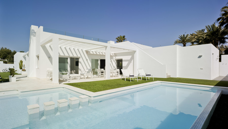 Construcción de piscina en vivienda residencial