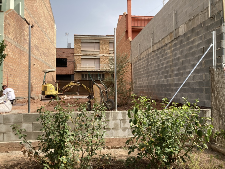 Construcción muro medianero