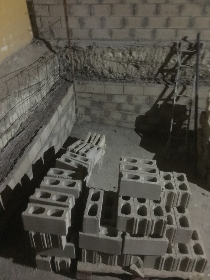 Construyendo laterales piscina con bloques y encofrado 