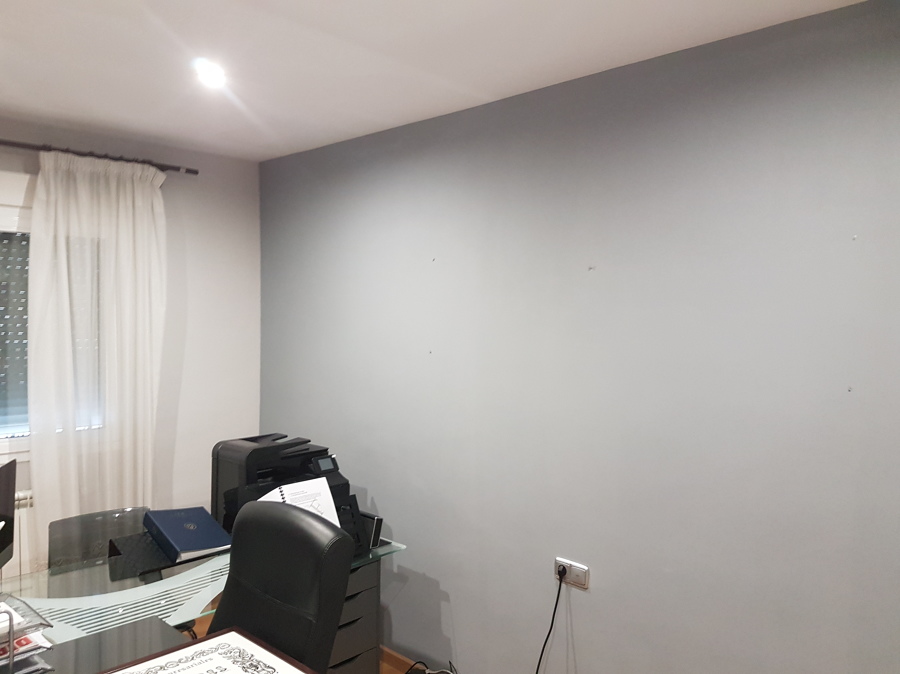 Contraste en gris oscuro en pared habitación 