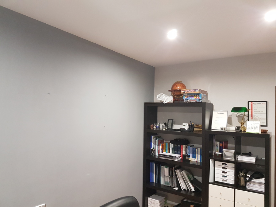 Contraste en gris oscuro en pared habitación 