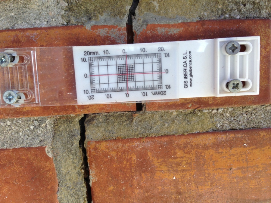 Control de fisuras y grietas. Colocación de fisurómetros.
