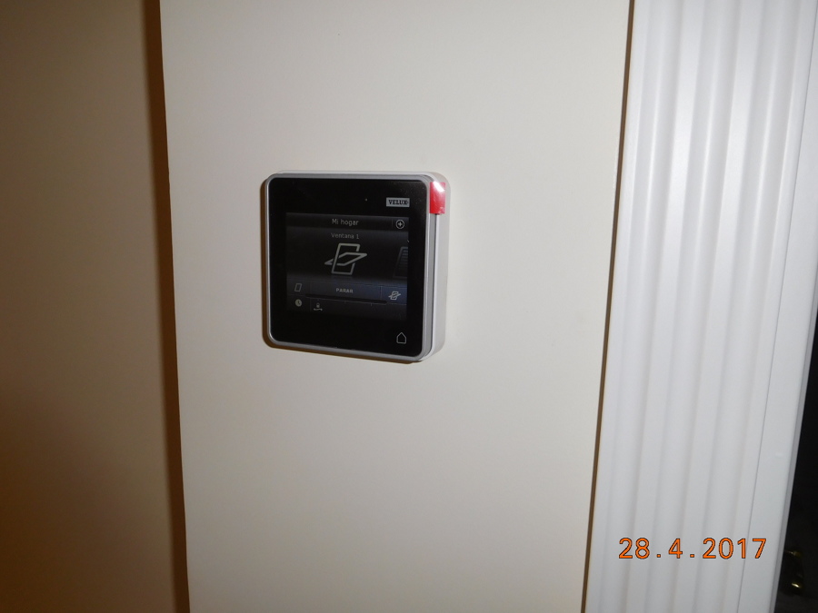 Controles giro lucernario y persianas. Baño 3 planta baja